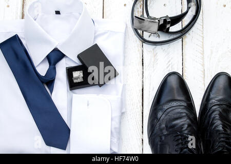 Uomo accessori in stile. Composizione bianco sul pannello di legno Foto Stock