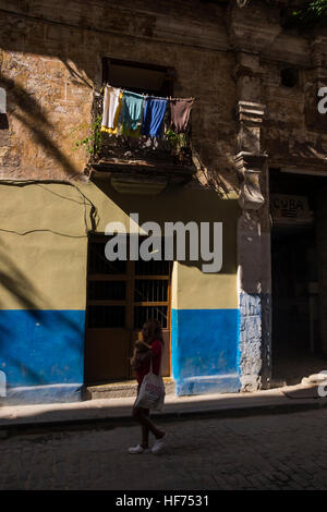 Lavaggio e asciugatura su un balcone a La Havana, Cuba. Foto Stock