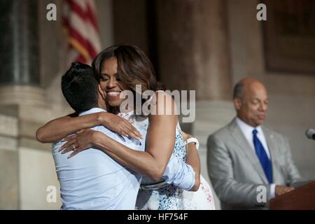 Stati Uniti La First Lady Michelle Obama abbraccia una nuova naturalizzato cittadino americano nel corso di una cerimonia di naturalizzazione presso gli Archivi Nazionali di Giugno 18, 2014 a Washington, DC. Foto Stock