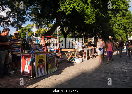 Prenota i venditori si spegne nella Plaza de Armas, La Havana, Cuba. Foto Stock