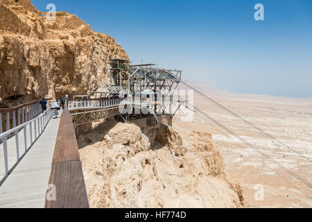 MASADA, Israele - Aprile 7, 2016: persone utilizzare il cavo auto per esplorare antica fortezza romana di Masada Parco Nazionale , un sito del Patrimonio Mondiale come dichiarato dal Foto Stock
