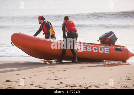 Bournemouth bagnino Corps dare una dimostrazione della loro abilità di salvataggio in mare a Durley Chine Beach, Bournemouth, Regno Unito il Boxing Day Foto Stock