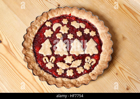 Decorate Linzer Torte su pannello di legno Foto Stock