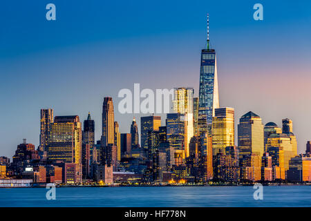 La parte inferiore di Manhattan al tramonto visto da Hoboken, New Jersey Foto Stock