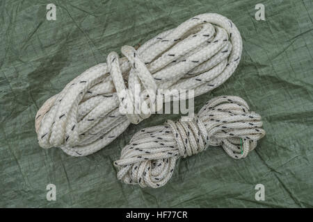 In matasse di Paracord - utilizzato per il legame/legatura nella  sopravvivenza e situazioni all'aperto. Anche se non evidente di questo è 3  veli grado militare Foto stock - Alamy