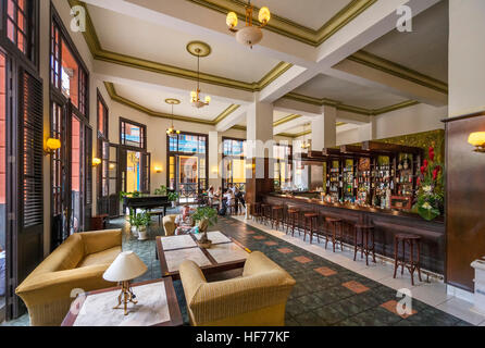 L'Avana, Cuba. La lobby e il bar dell'Ambos Mundos Hotel che presenta una forte Ernest Hemingway collegamenti, Habana Vieja, Havana, Cuba Foto Stock