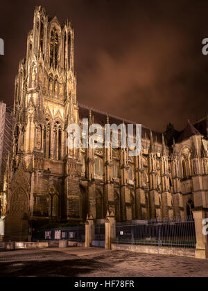 Parte laterale della cattedrale di Reims a incandescenza notturna, Francia Foto Stock