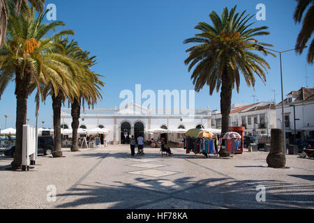 Il vecchio Mercato Coperto nel centro storico della città di Tavira in oriente Algarve nel sud del Portogallo in Europa. Foto Stock