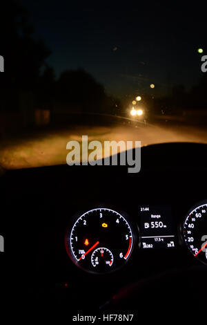 La guida auto di notte Foto Stock