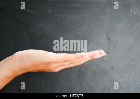 Una donna di mano facendo un gesto spiegando di fronte a una lavagna Foto Stock