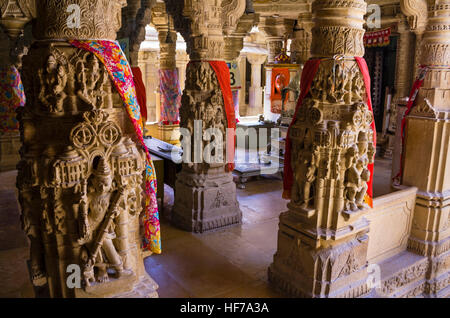 Questi sono un gruppo di templi Jain risalente XII e XV secolo e sono dedicate a varie Jain Tirthankars (eremiti). Sulle pareti del tem Foto Stock