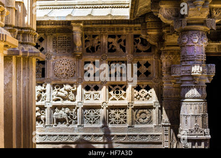 Questi sono un gruppo di templi Jain risalente XII e XV secolo e sono dedicate a varie Jain Tirthankars (eremiti). Sulle pareti del tem Foto Stock