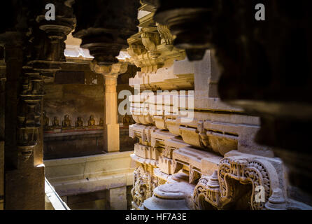 Questi sono un gruppo di templi Jain risalente XII e XV secolo e sono dedicate a varie Jain Tirthankars (eremiti). Sulle pareti del tem Foto Stock