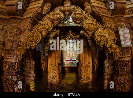 Questi sono un gruppo di templi Jain risalente XII e XV secolo e sono dedicate a varie Jain Tirthankars (eremiti). Sulle pareti del tem Foto Stock