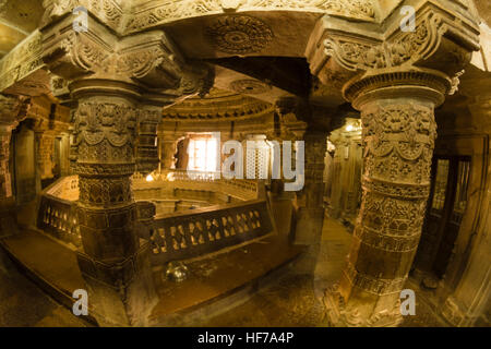 Questi sono un gruppo di templi Jain risalente XII e XV secolo e sono dedicate a varie Jain Tirthankars (eremiti). Sulle pareti del tem Foto Stock