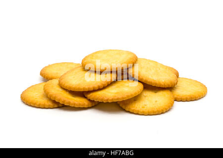 Pila di salati cracker rotondo su sfondo bianco Foto Stock