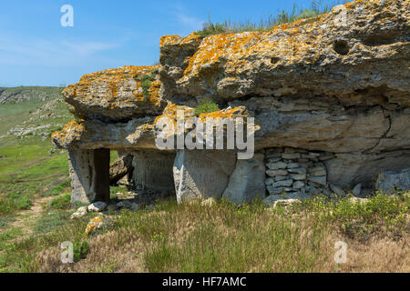 Antiche miniere in montagna Opuk. Opuksky Riserva è situato sulla costa meridionale della penisola di Kerch. Foto Stock