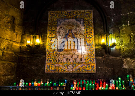 Dipinto sul muro di piastrelle raffigurante Santa Maria, il Santo Patrono del monastero della Vergine di Montserrat, Catalogna, Spagna. Foto Stock