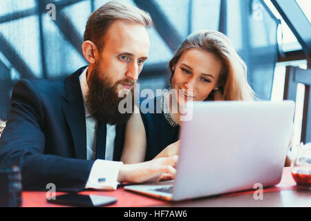 Amare giovane in un ristorante Foto Stock