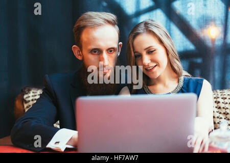 Amare giovane in un ristorante Foto Stock