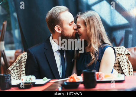 Amare giovane in un ristorante Foto Stock