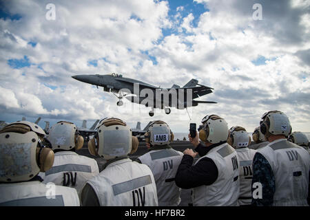 Ai pellegrini di lingua spagnola di osservare un U.S Navy F-18 fighter sbarco durante le operazioni di volo sulla Nimitz-class portaerei USS Dwight D. Eisenhower Dicembre 21, 2016 nel mar Mediterraneo. (Foto di PO3 Anderson W. filiale/US Navy via Planetpix) Foto Stock