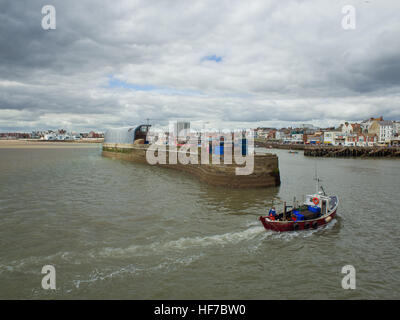 Piccola barca da pesca entrando Bridlington Harbor East Yorkshire Coast UK Foto Stock