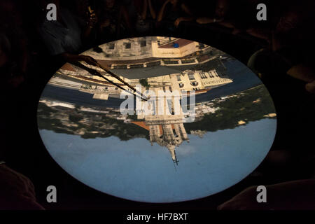 All'interno della camera oscura che mostra vedute sopra la città, La Havana, Cuba. Foto Stock