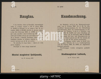 Questo poster multilingue del 1917 annuncia il coprifuoco per le aziende di Laibach, Slovenia, durante la prima guerra mondiale. Fornisce informazioni sugli orari di apertura delle strutture ricettive, riflettendo le restrizioni in tempo di guerra. Foto Stock
