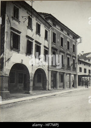 Questa immagine storica delle *collezioni Europeana* mostra un edificio in Piazza del Duomo, numero 10, con un riferimento al suo ruolo durante la prima guerra mondiale. La foto fa parte della collezione dell'unità *Kriegsvermessung*. Foto Stock