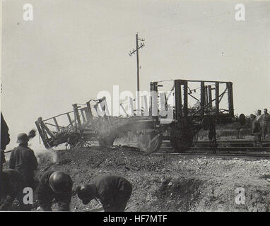 Questa immagine della prima guerra mondiale mostra l'incendio di un vagone ferroviario alla stazione Vittorio. La scena, del periodo 1914-1918, cattura la distruzione durante la guerra e le dure realtà dei conflitti militari in quel periodo. Foto Stock