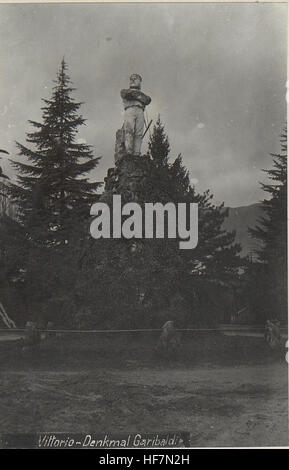 Questa immagine rappresenta il Monumento Garibaldi, dedicato all'eroe italiano Giuseppe Garibaldi. Fa parte delle collezioni Europeana della prima guerra mondiale, che riflettono gli sforzi del periodo sia per commemorare figure storiche che per documentare le esperienze di guerra in Europa. Il monumento è simbolo del nazionalismo italiano. Foto Stock
