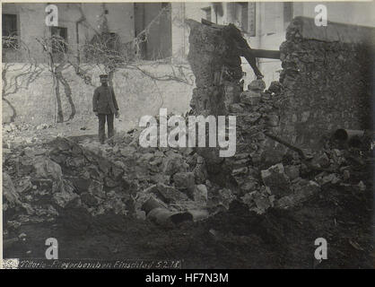 Questa immagine storica intitolata "Vittorio, Fliegerbombeneinschlag" cattura l'impatto dei bombardamenti aerei durante la prima guerra mondiale. La fotografia, parte delle collezioni Europeana, raffigura un significativo evento bellico degli anni 1914-1918. Foto Stock