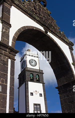 San Sebastian Chiesa torre incorniciato in Ponta Delgada town gate. Foto Stock