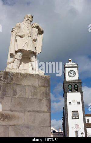 Il campanile della chiesa e la statua del monaco e comandante Cabral in Ponta Delgada, Azzorre, Portogallo. Foto Stock