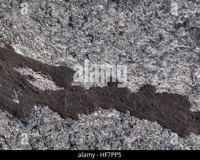 Patterns crepe e forme da vicino la porzione di nera lava solidificata, Hawaii Foto Stock