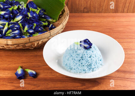 Riso blu cucinare da Butterfly fiore di pisello (Clitoria ternatea L) nel piatto bianco. Il riso è un colorati e profumati fiori e buona per la salute. Foto Stock