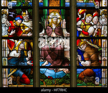 Vetrata raffigurante Gesù Cristo il Venerdì Santo nella cattedrale di Saint Bavo a Gand, Fiandre, in Belgio. Foto Stock