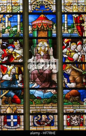 Vetrata raffigurante Gesù Cristo il Venerdì Santo nella cattedrale di Saint Bavo a Gand, Fiandre, in Belgio. Foto Stock