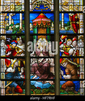 Vetrata raffigurante Gesù Cristo il Venerdì Santo nella cattedrale di Saint Bavo a Gand, Fiandre, in Belgio. Foto Stock