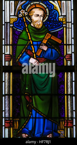 Vetrata raffigurante San Giuseppe tenendo un giglio e falegnameria square, nella Cattedrale di Saint Bavo a Gand, Belgio. Foto Stock