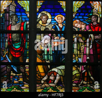 Vetrata raffigurante Salomè con la testa di Giovanni il Battista nella cattedrale di Saint Bavo a Gand, Fiandre, in Belgio. Foto Stock