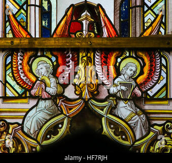Vetrata raffigurante angeli suonano una zampogna e un'arpa celtica, che simboleggiano l'Irlanda, nella Cattedrale di Saint Bavo a Gand, Belgio. Foto Stock