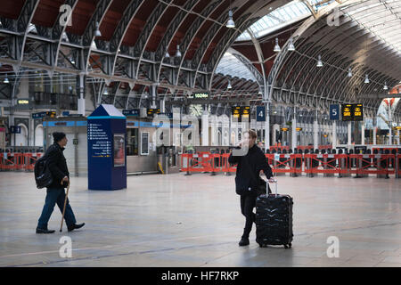 Passeggeri presso la stazione di Paddington a Londra, che è chiuso nel periodo di Natale in modo tale che le necessarie riparazioni e miglioramenti possono essere effettuate. Foto Stock