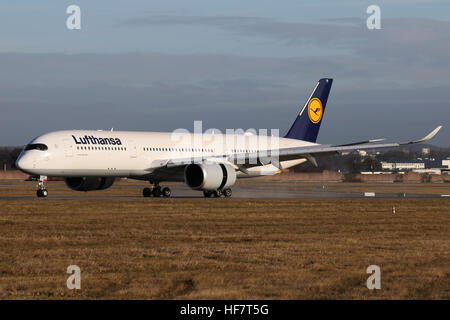Stuttgart, Germania - 27 dicembre 2016: Lufthansa Airbus A350-900 presso l'Aeroporto di Stoccarda Foto Stock
