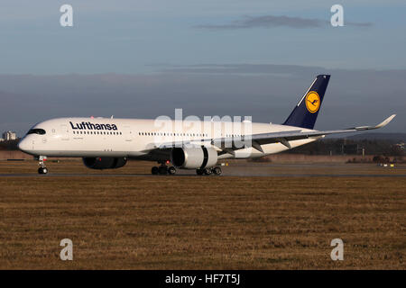 Stuttgart, Germania - 27 dicembre 2016: Lufthansa Airbus A350-900 presso l'Aeroporto di Stoccarda Foto Stock
