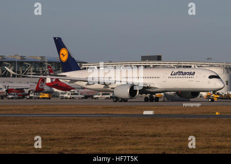 Stuttgart, Germania - 27 dicembre 2016: Lufthansa Airbus A350-900 presso l'Aeroporto di Stoccarda Foto Stock