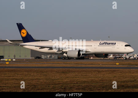 Stuttgart, Germania - 27 dicembre 2016: Lufthansa Airbus A350-900 presso l'Aeroporto di Stoccarda Foto Stock