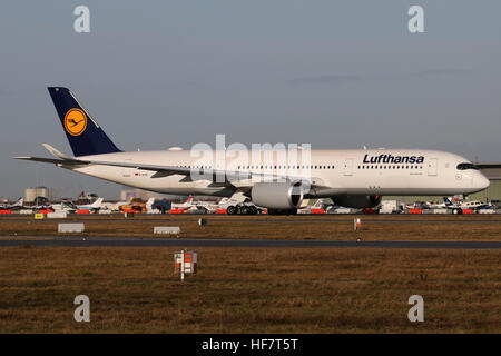 Stuttgart, Germania - 27 dicembre 2016: Lufthansa Airbus A350-900 presso l'Aeroporto di Stoccarda Foto Stock