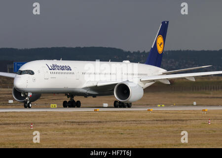 Stuttgart, Germania - 27 dicembre 2016: Lufthansa Airbus A350-900 presso l'Aeroporto di Stoccarda Foto Stock